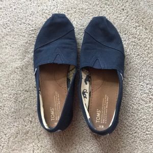 Lightly worn navy canvas toms women’s size 8